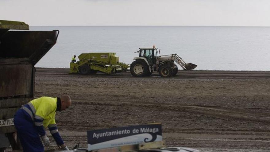 Un operario de Limasa trabaja en la playa.