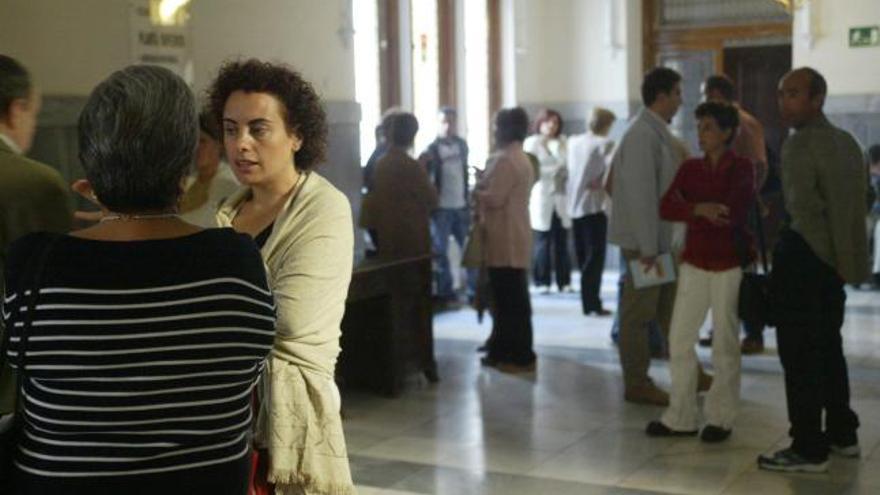 Ciudadanos esperan en el vestíbulo de la Audiencia durante la elección de un jurado popular.