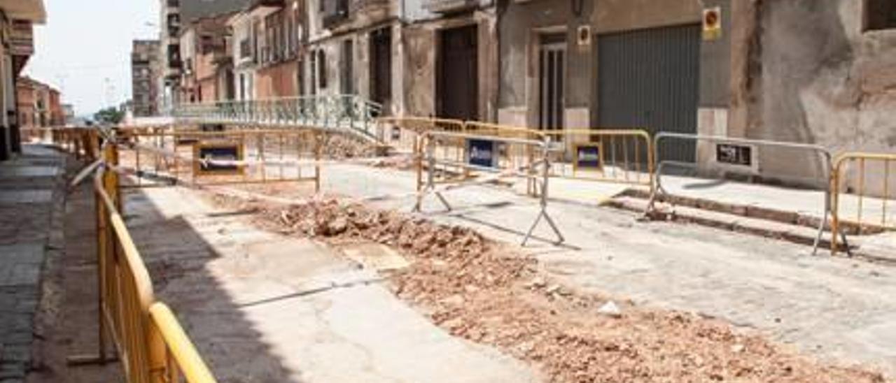 Un tramo de la calle Valencia en obras