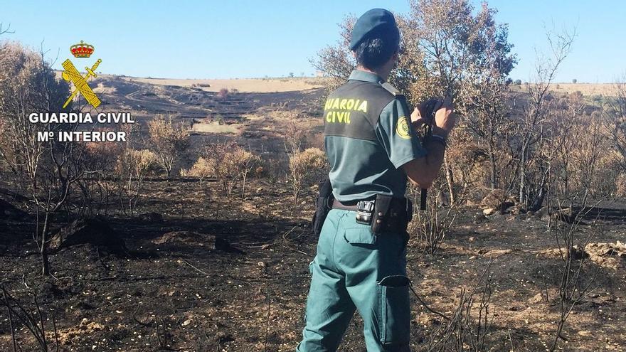 Denuncian a cinco motoristas por circular por senderos de Telde, dos sin permisos