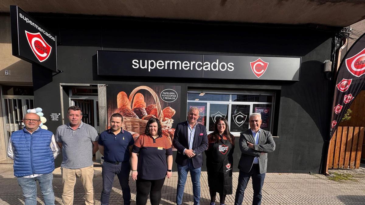 A la derecha del todo, el alcalde de O Pino, Manuel Taboada, junto a las dueñas del nuevo Claudio y representantes de Gadisa Retail.