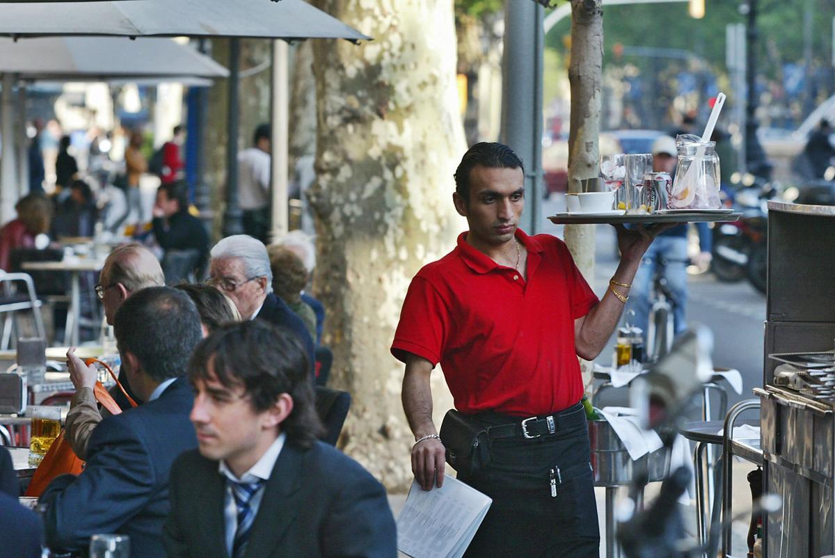 Un camarero trabajando en una terraza de un bar del Passeig de Gràcia de Barcelona, en una imagen de archivo.
