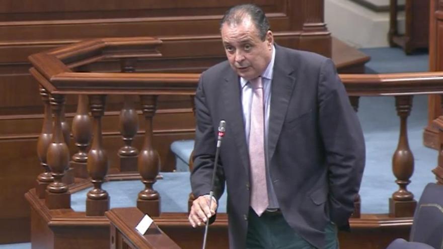 El consejero de Sanidad, Blas Trujillo, en el pleno del Parlamento