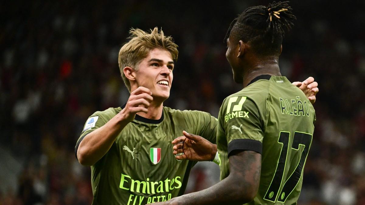 Leao y De Ketelaere celebran el primer gol del Milan ante el Bolonia