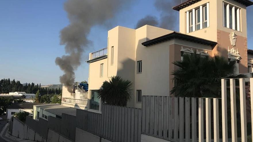 Un incendio afecta a los almacenes del Teatro El Jardinito en Cabra