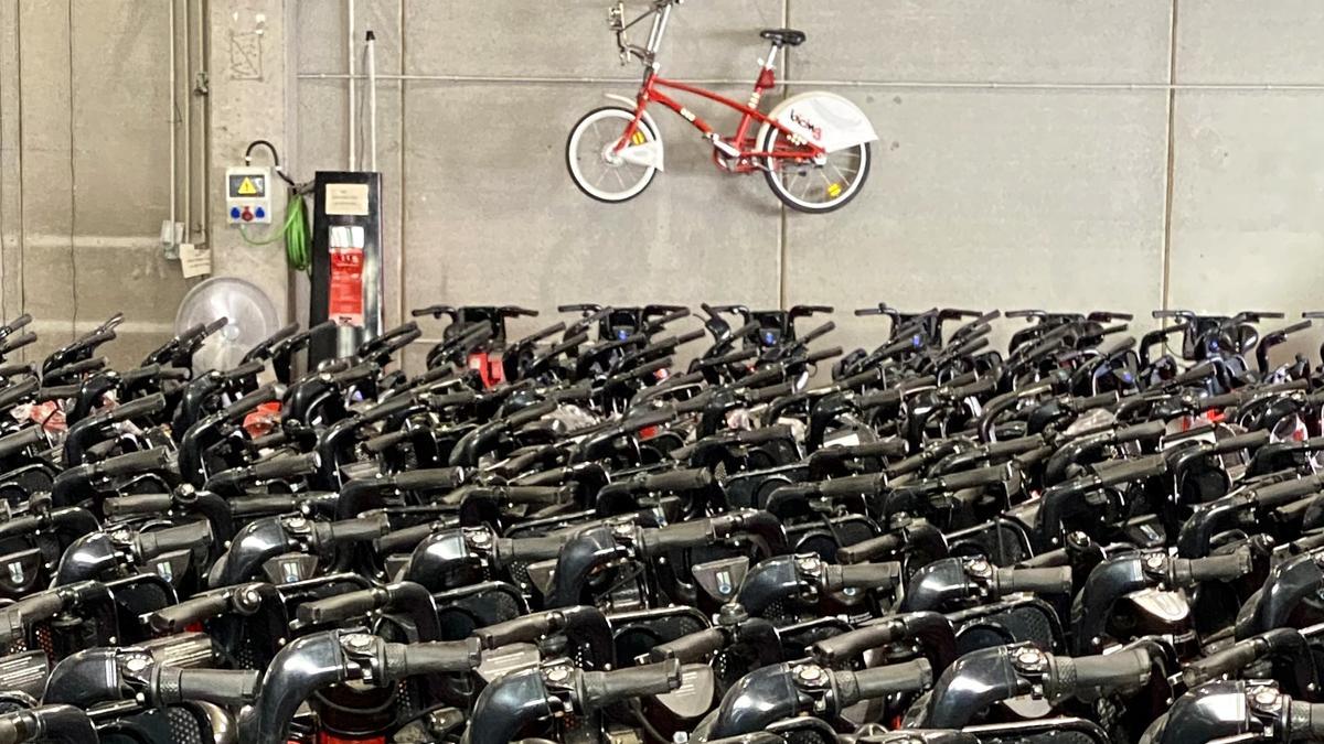 Bicicleta del anterior sistema del Bicing, en las instalaciones del nuevo concesionario, en la Zona Franca