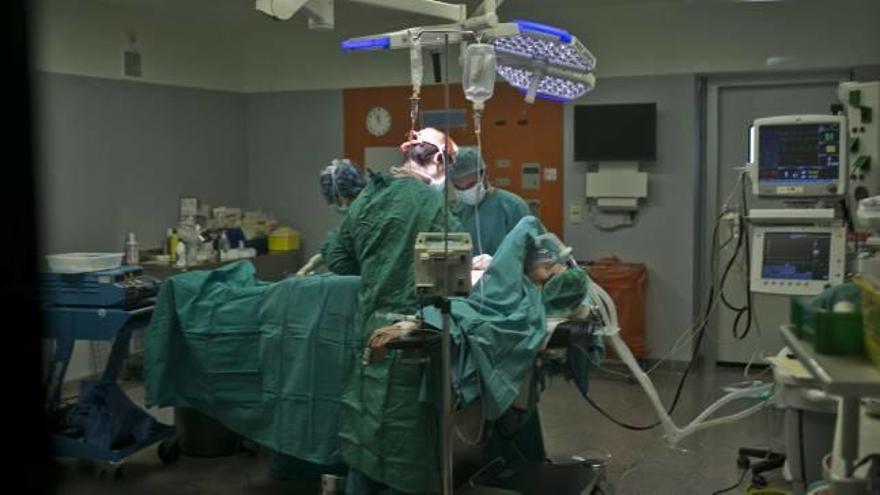 Imagen de archivo de una operación en un quirófano de un hospital en la provincia de Alicante.