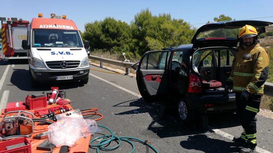 Los bomberos rescatan a una mujer atrapada tras un choque en la N-332