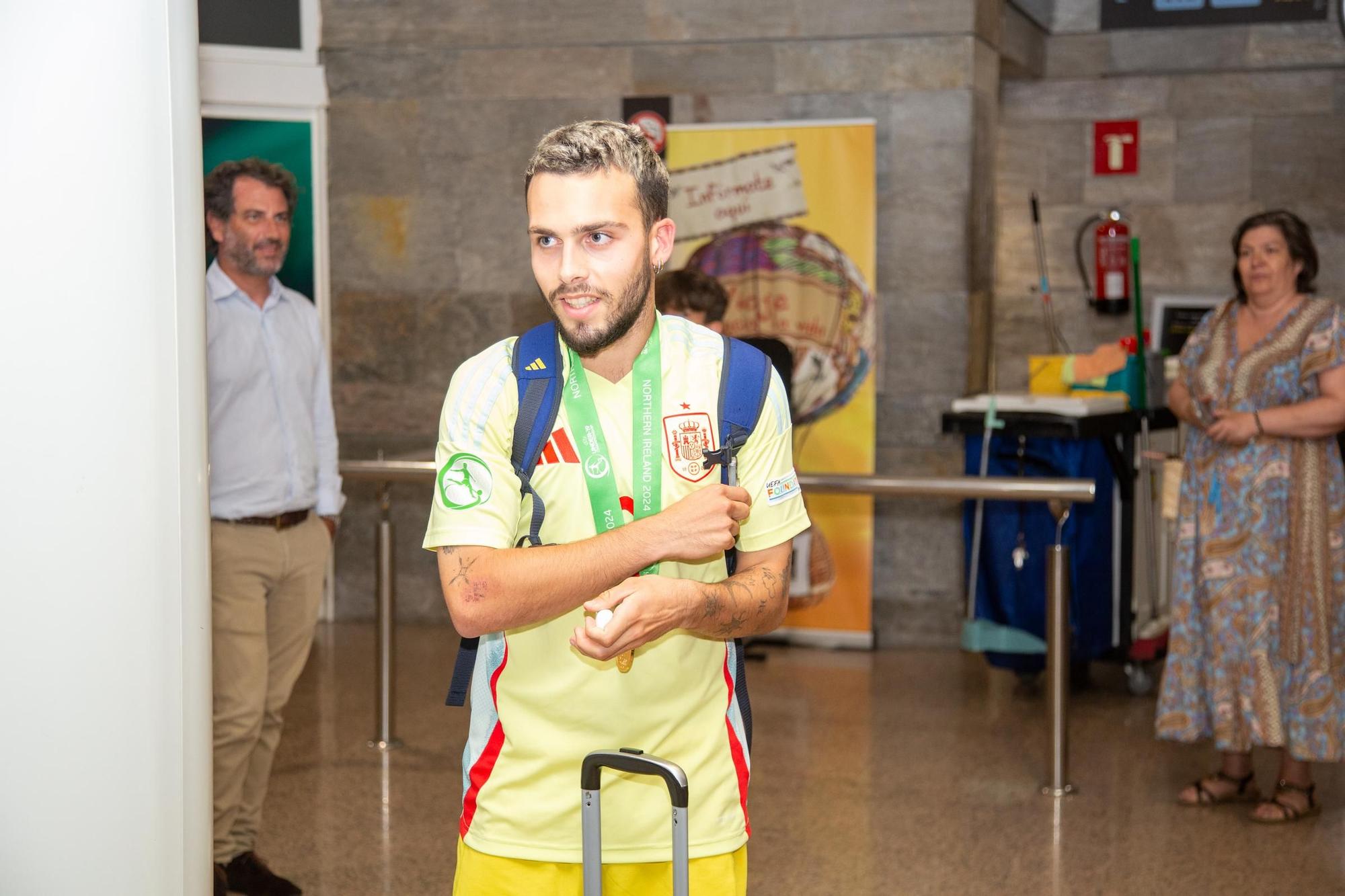 Llegada de David Mella a A Coruña tras proclamarse campeón de Europa sub 19