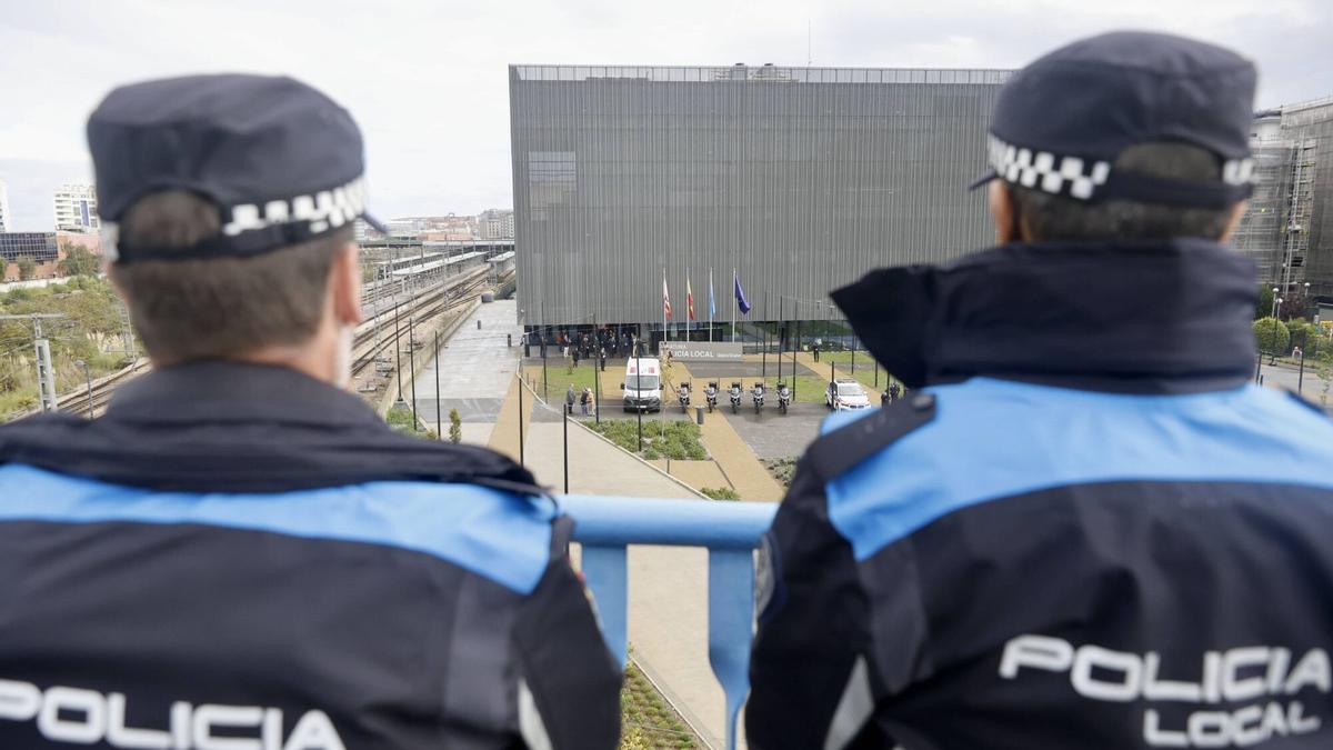 Dos agentes de la Policía Local de Gijón.