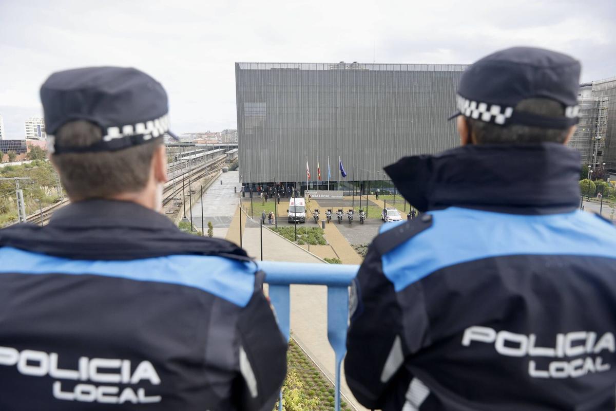 Dos agentes de la Policía Local de Gijón.