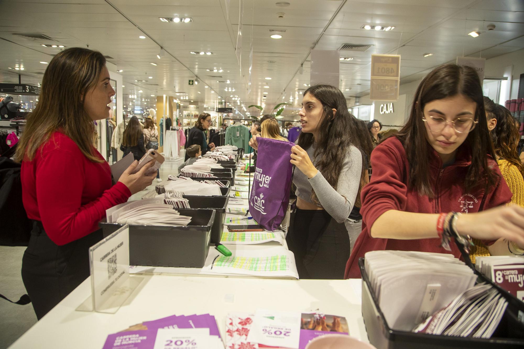 Entrega de dorsales de la Carrera de la Mujer (viernes por la tarde)