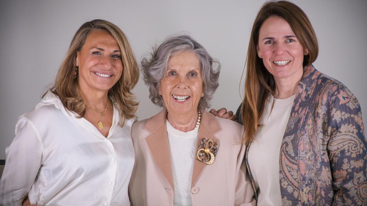 La presidenta, Isabel Entero, flanqueada por las directoras asistencial y general, Lola Arenas y Cristina Sanz