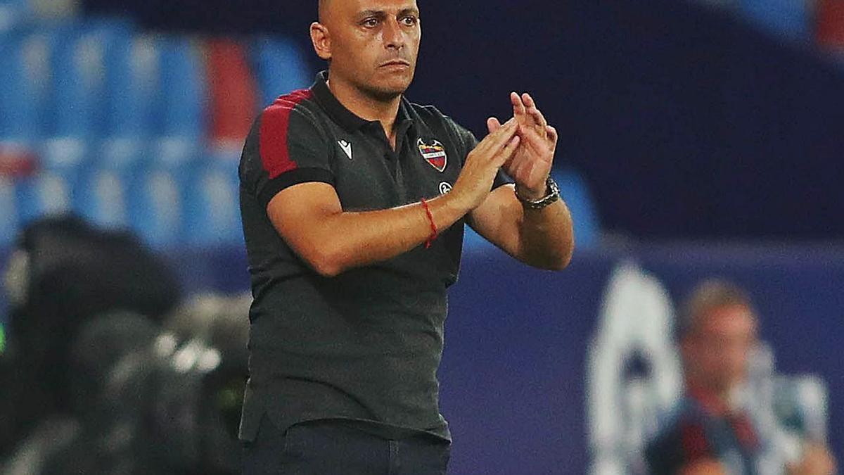 El entrenador del Levante femenino, Ángel Villacampa, da órdenes desde el banquillo.  | F. CALABUIG