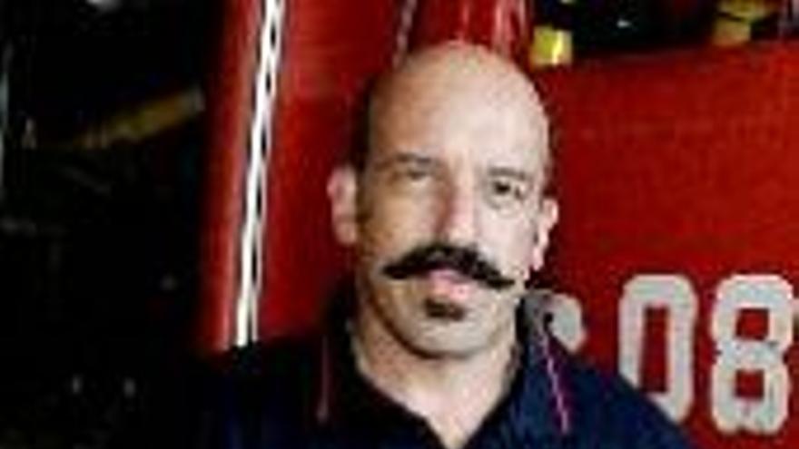 Guillermo Pombo JEFE DE GUARDIA DE BOMBEROS: &quot;Tras una tromba así, tienes la sensación de que faltan efectivos&quot;