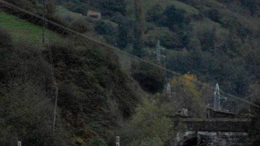 Un tren Alvia, a su llegada a Campomanes.