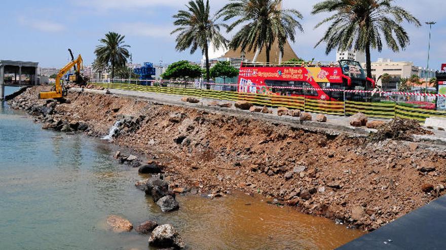 Obras en el paseo marítimo del muelle Santa Catalina, una de las últimas adjudicaciones del Ayuntamiento.