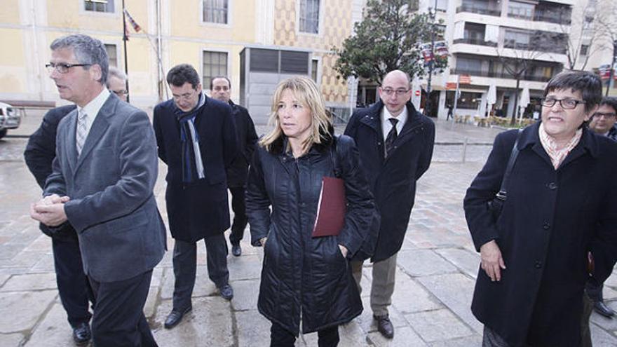 Joana Ortega, ahir, rebuda per les autoritats en arribar a la delegació del Govern a Girona.