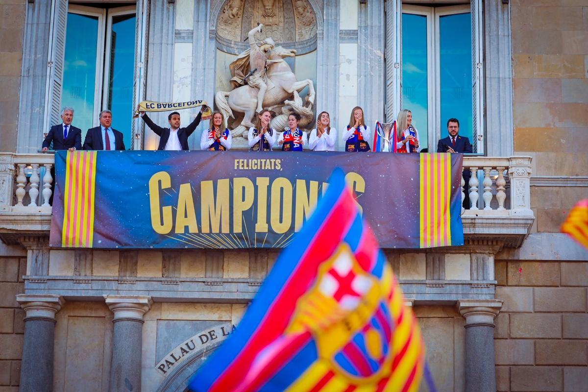 El Barça femenino celebra su ’Champions’ en la plaça Sant Jaume