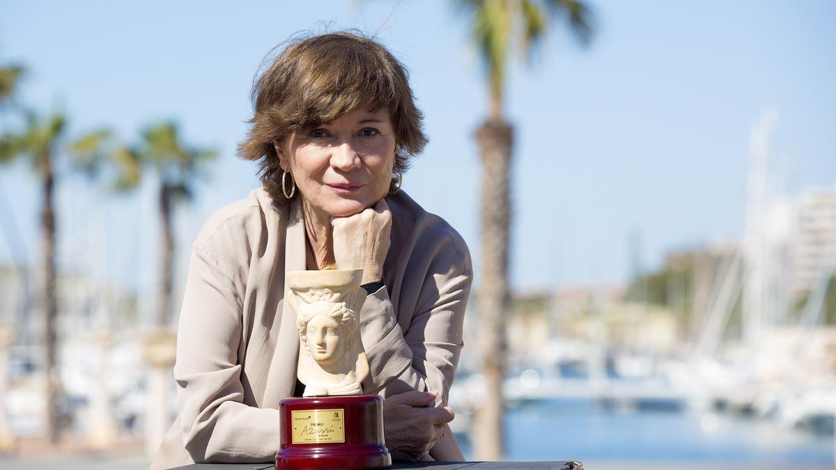 La escritora Nativel Preciado, tras ganar el Premio Azorín en Alicante.