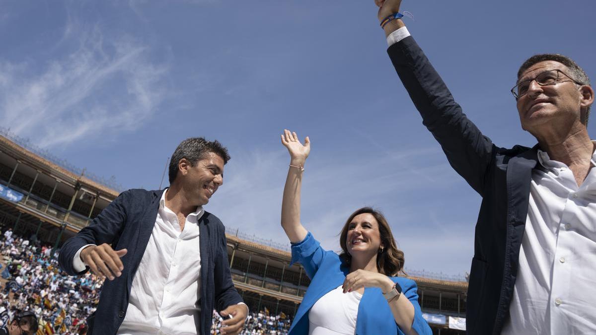 Feijóo junto a Carlos Mazón y María José Catalá en el mitin de la plaza de toros de Valencia.