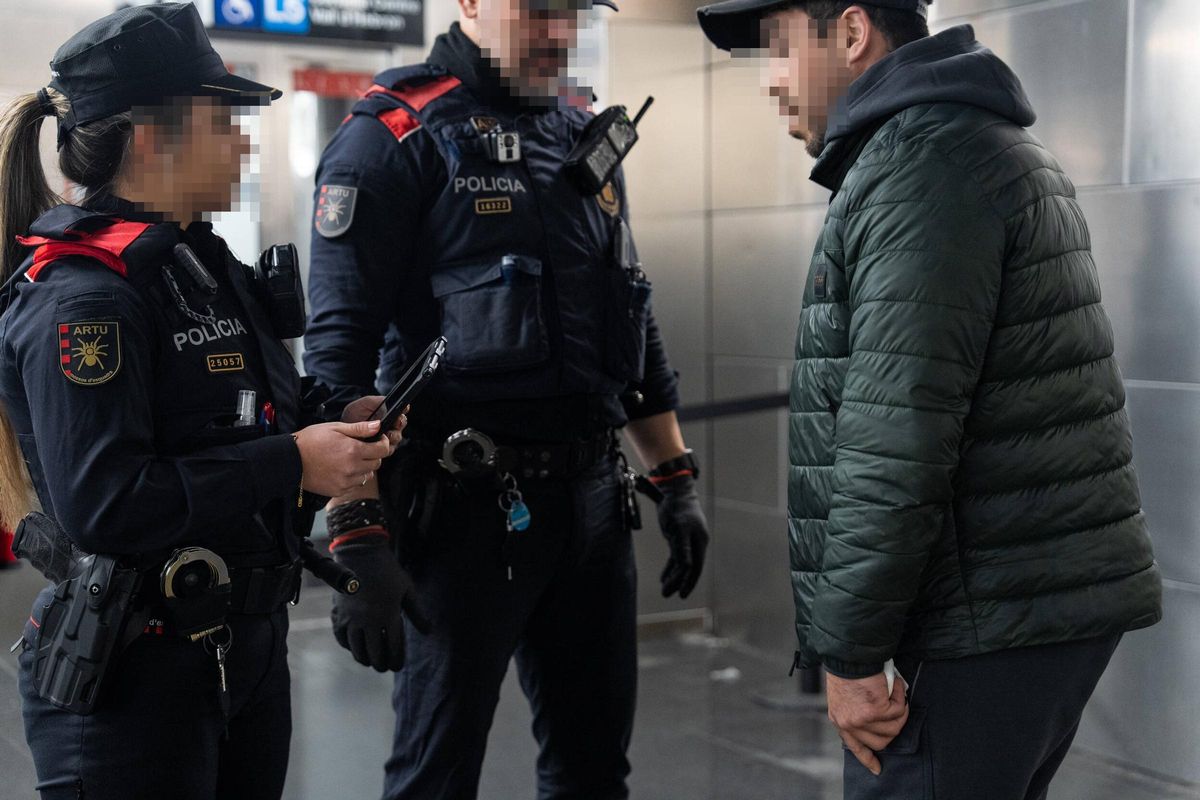 Macrodispositivo de los Mossos junto a la seguridad de TMB en el metro de Barcelona