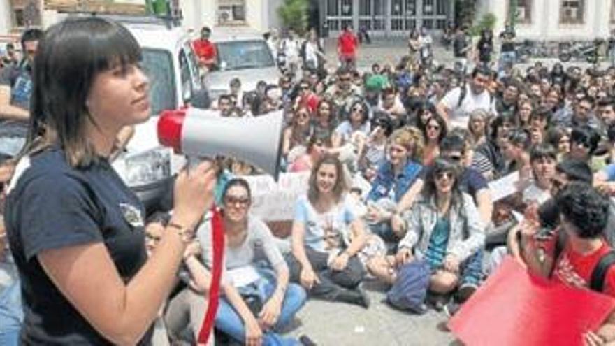 Unos 400 universitarios protestan contra el &#039;tasazo&#039; ante la Subdelegación