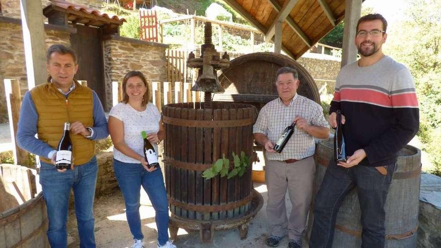 Por la izquierda, Víctor Álvarez, Beatriz Pérez, Antón Chicote y Manuel Rodríguez, director técnico de la bodega Vitheras.