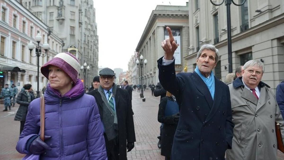 Kerry durante un paseo por las calles de Moscú.