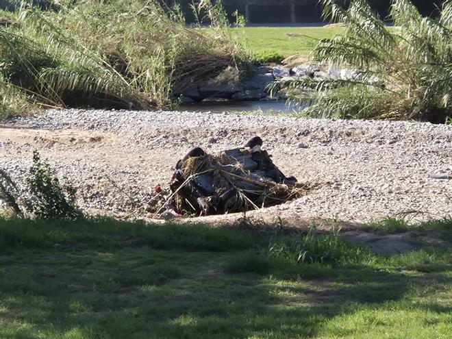 Un coche arrastrado por la gran crecida del Besòs permanece destrozado en mitad del río desde hace casi un mes
