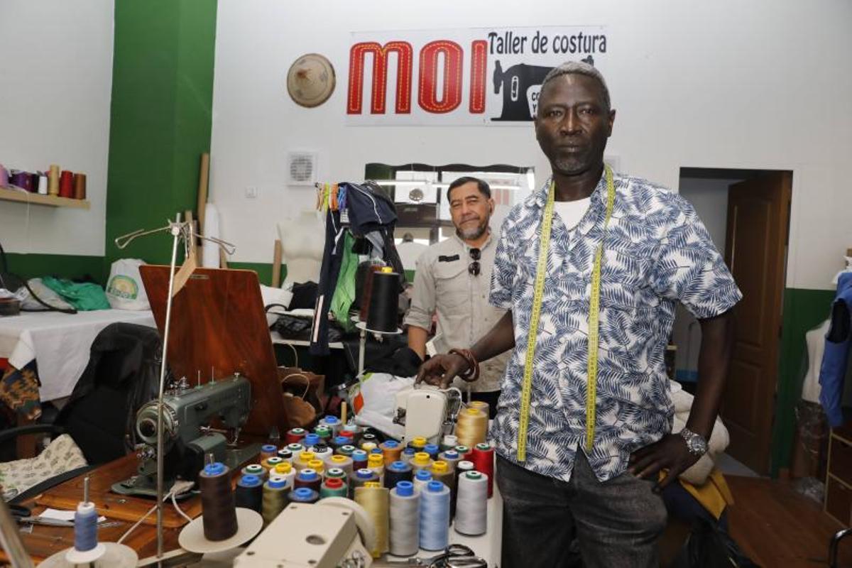 Moi Ndiaye con César Álvarado, en el taller.