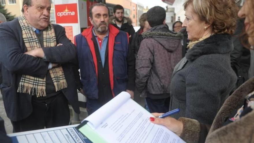 Funcionarios municipales durante el cierre de la gasolinera el pasado 26 de enero.