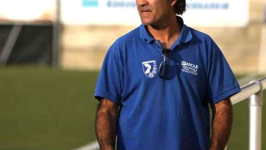 Fofi observa una acción de un partido en Os Carrís.