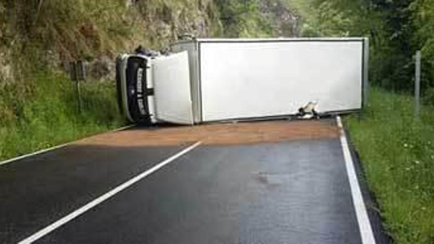 Un camión vuelca y tapona la carretera del Río las Cabras, entre Posada de Llanes y La Robellada (Onís)