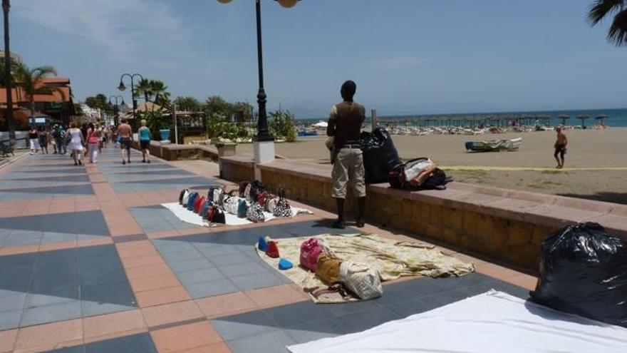 Imagen de un vendedor ambulante en Torremolinos