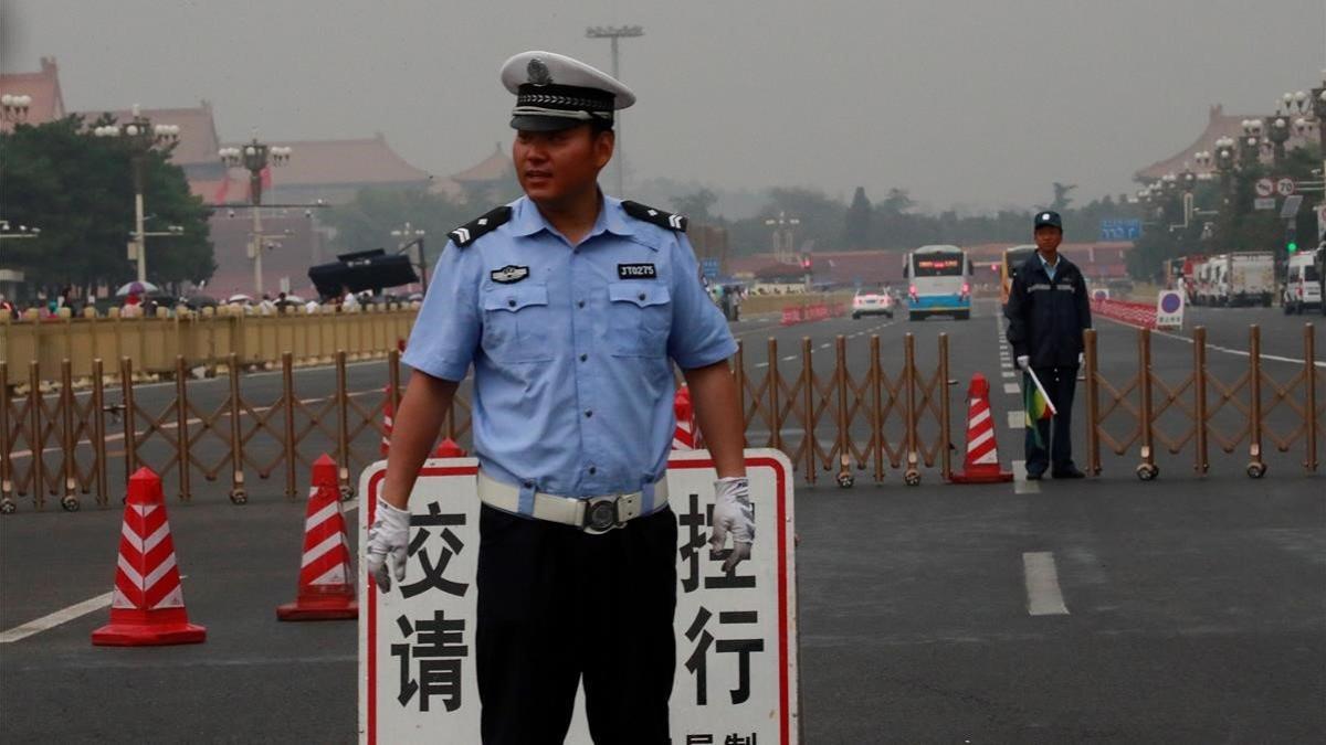 Un policía monta guardia en la plaza de Tiananmén, este martes.