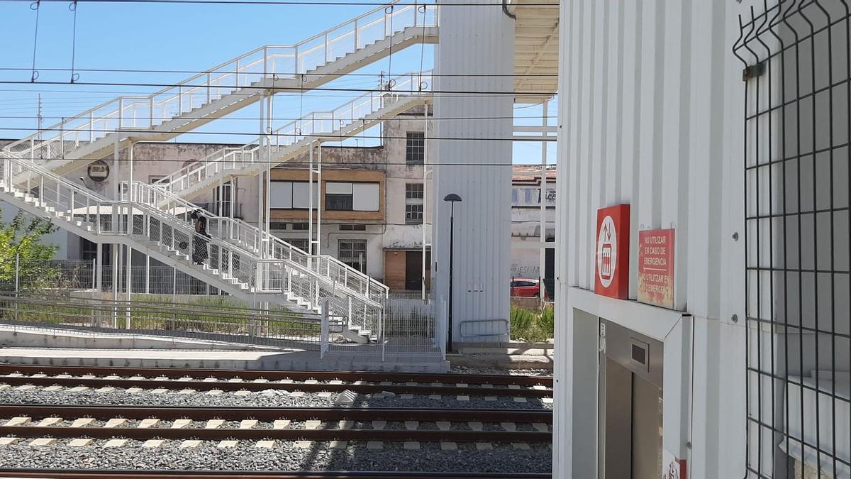La pasarela que salva las vías del tren en Vila-real acabó de construirse en el 2017.