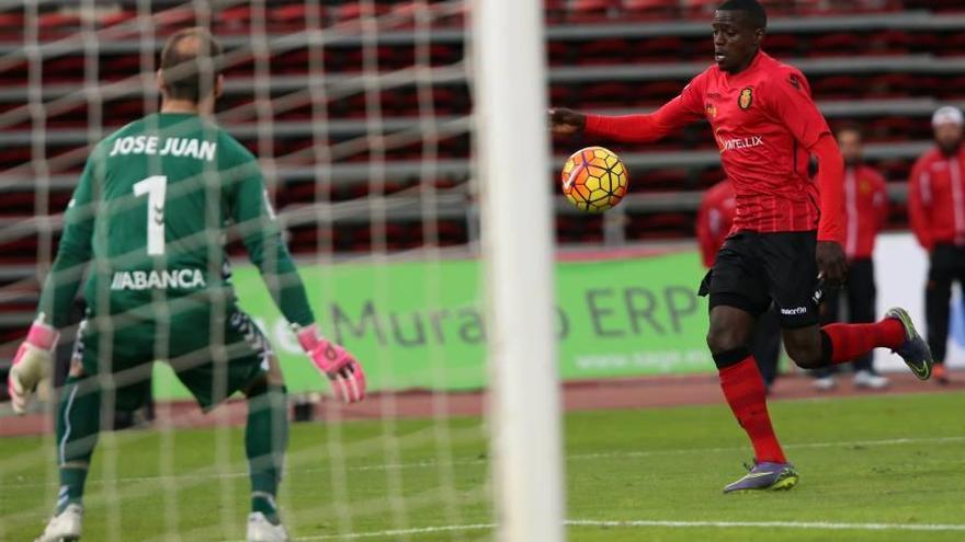 Michael Pereira dispara a puerta ante el Lugo.