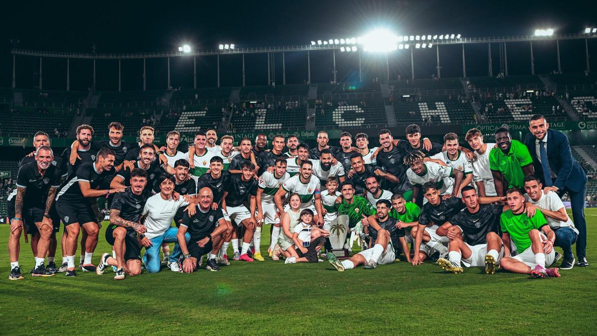 El Elche celebra el triunfo en la pasada edición del Festa d'Elx