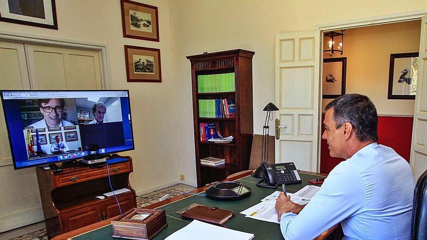 Sánchez, en su reunión ayer con Salvador Illa y Fernando Simón para analizar la pandemia.