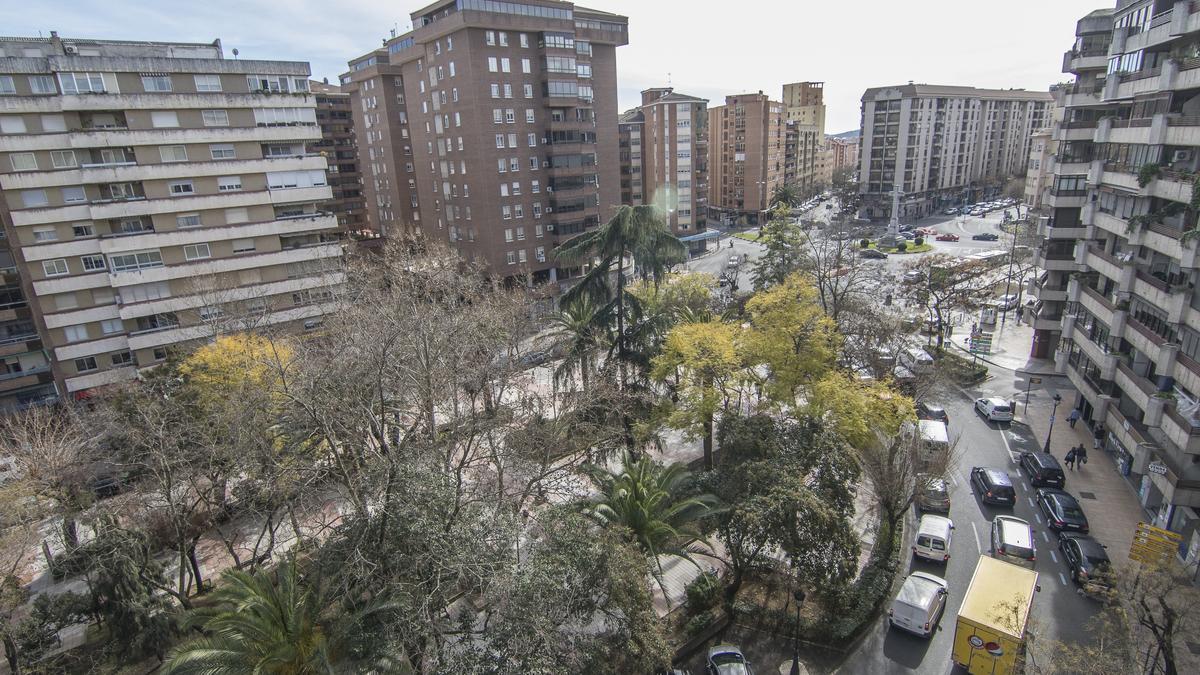 Panorámica de Cánovas y la Cruz de los Caídos. En el centro hay muchos bloques aún con calefacción central.