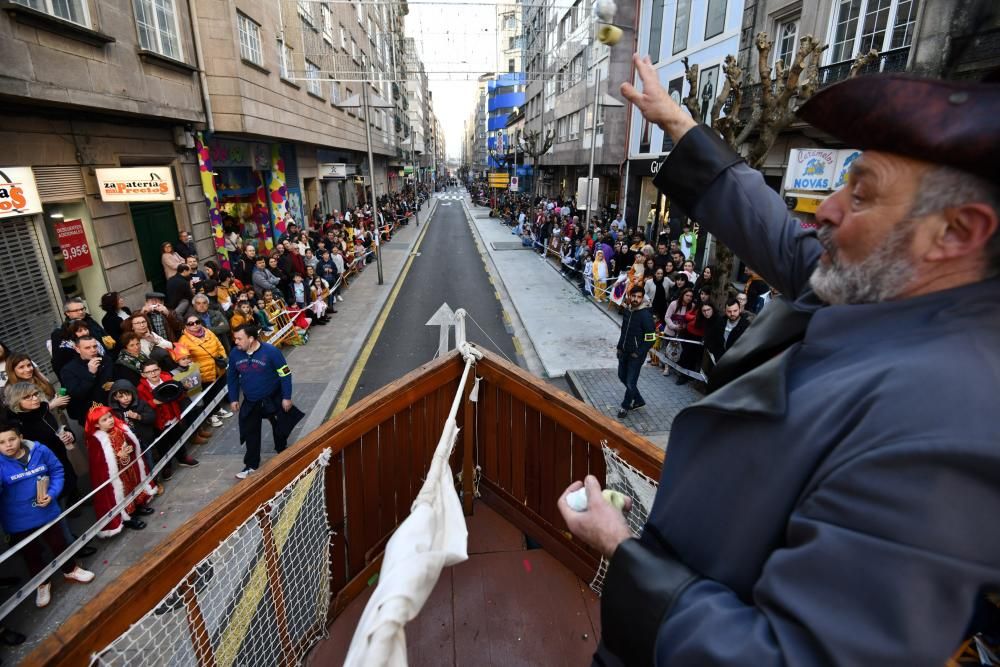 El desfile de Carnaval inunda de gente, color y humor el centro de Pontevedra