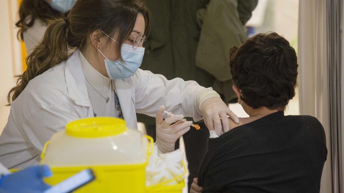 Niños y niñas se vacunan en el centro de salud Seminario (Zaragoza)