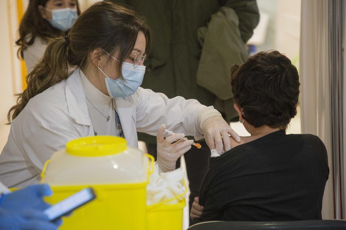Niños y niñas se vacunan en el centro de salud Seminario (Zaragoza)