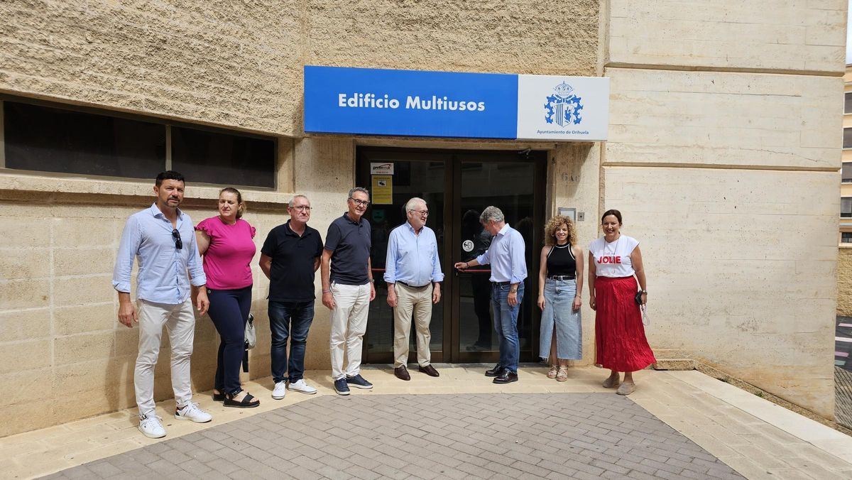 Miembros de la Corporación local con el presidente de la Fundación CAM