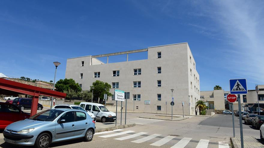 Traumatología del hospital Virgen del Puerto completa su plantilla tras tres años de déficit