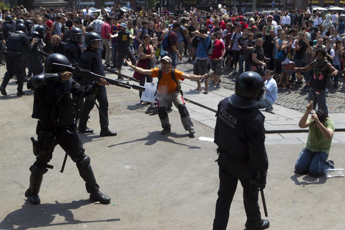 El desallotjament de la plaça de Catalunya, vist per Albert Bertran.