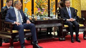 El ministro de Exteriores ruso, Serguéi Lavrov, y su homólogo chino, Wang Yi, durante su encuentro este lunes en Pekín.