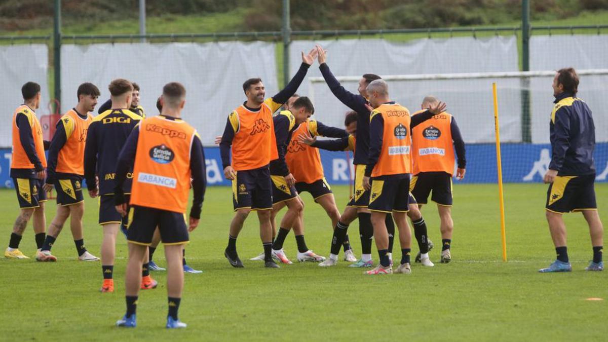La plantilla deportivista, durante un entrenamiento. // IAGO LÓPEZ
