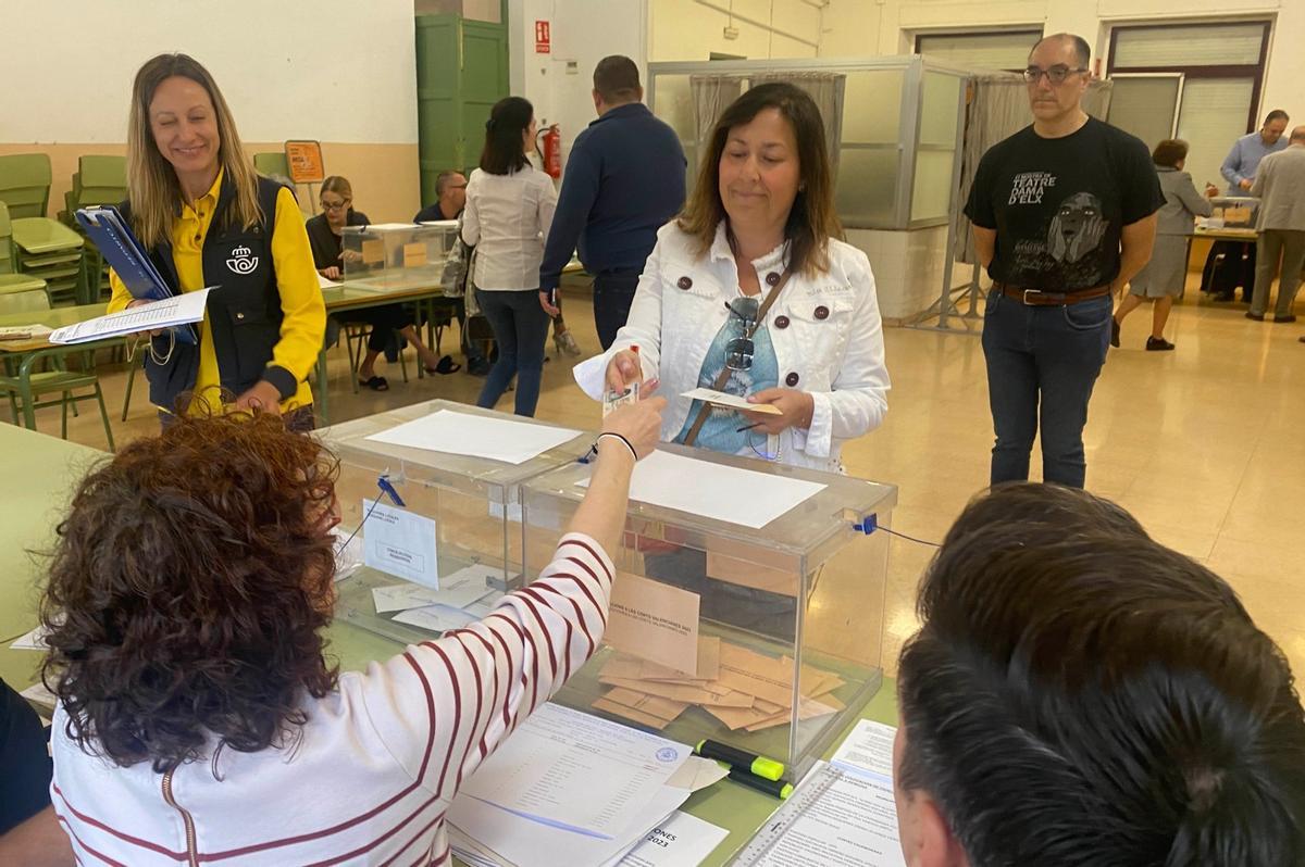 Votación en un colegio de Elche esta mañana